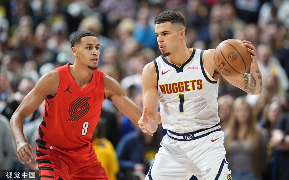 戴着棒球帽 戴着棒球帽